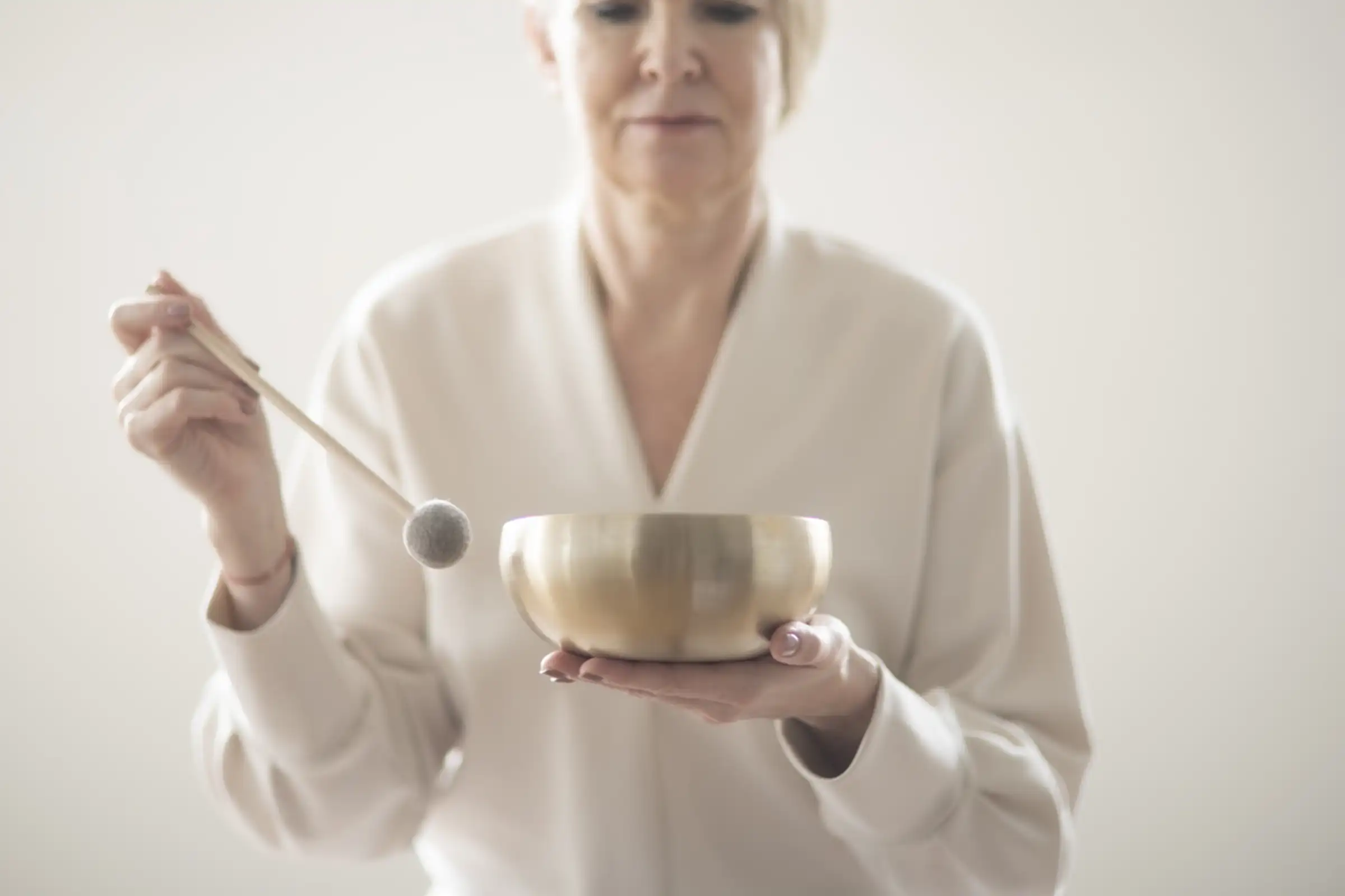 Claudia aktiviert eine Klangschale